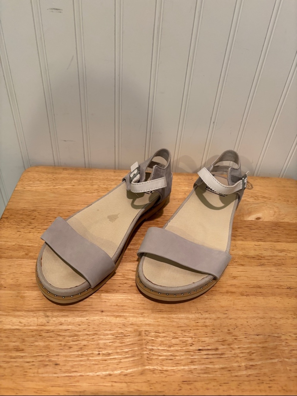 Women's Earth Cameo Grove Ankle-Strap Sandals in Light Gray Size 6